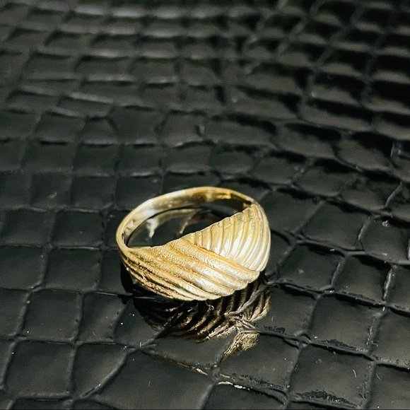 14k Gold Matte And Polished Chevron Woven Crossover Dome Ring - Picture 6 of 9